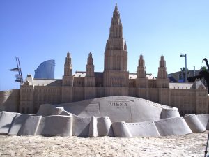 Das Wiener Rathaus aus Sand - in Barcelona
