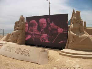LED-Screen komplett integriert in die Sandskulptur