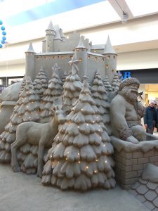4,5 m hohe Sandskulptur als Weihnachtsinszenierung