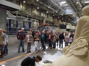 großes Besucherinteresse für die Sandskulptur in der Werkshalle