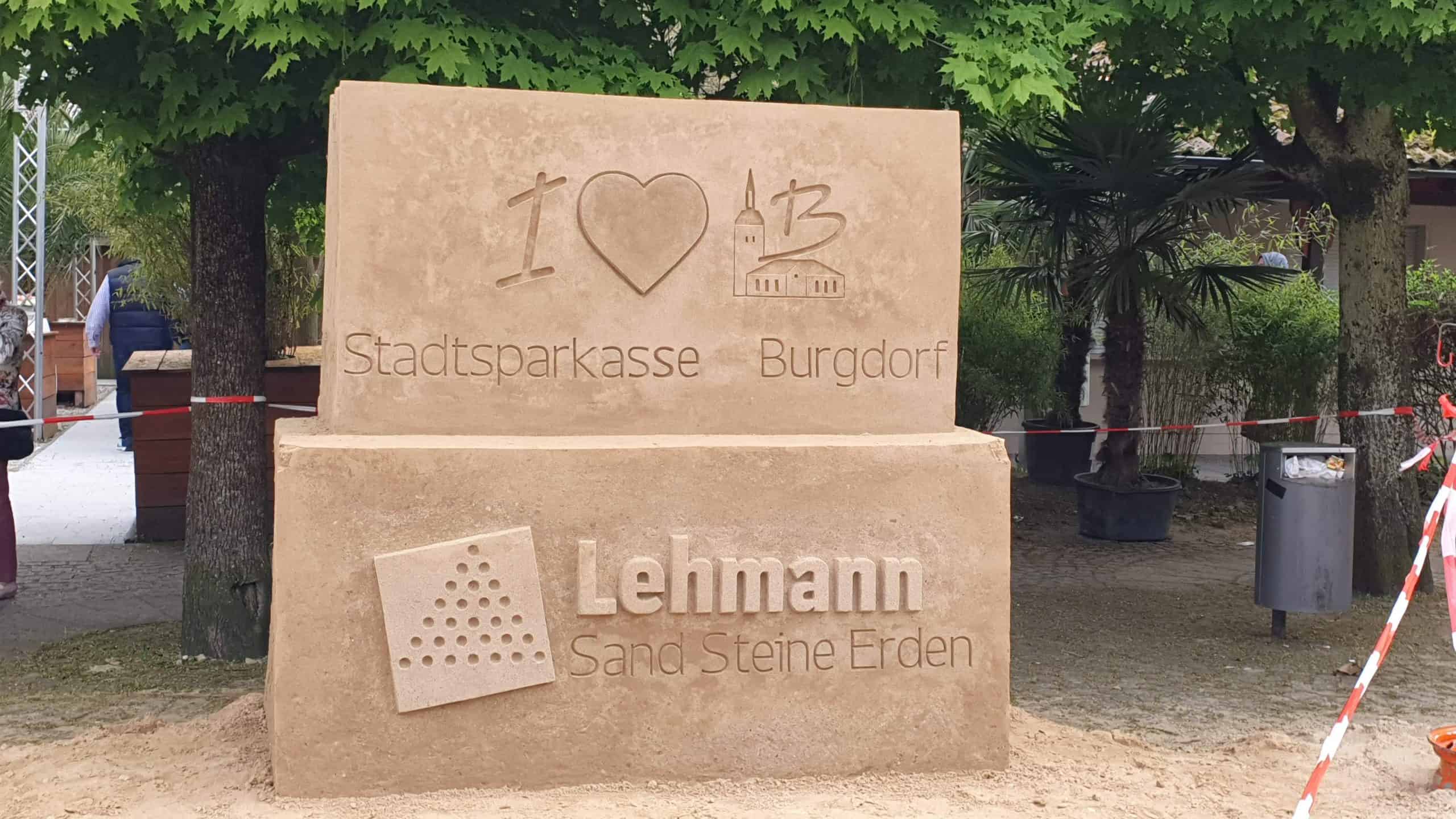 Sand-Wall mit den Logos der Hauptsponsoren